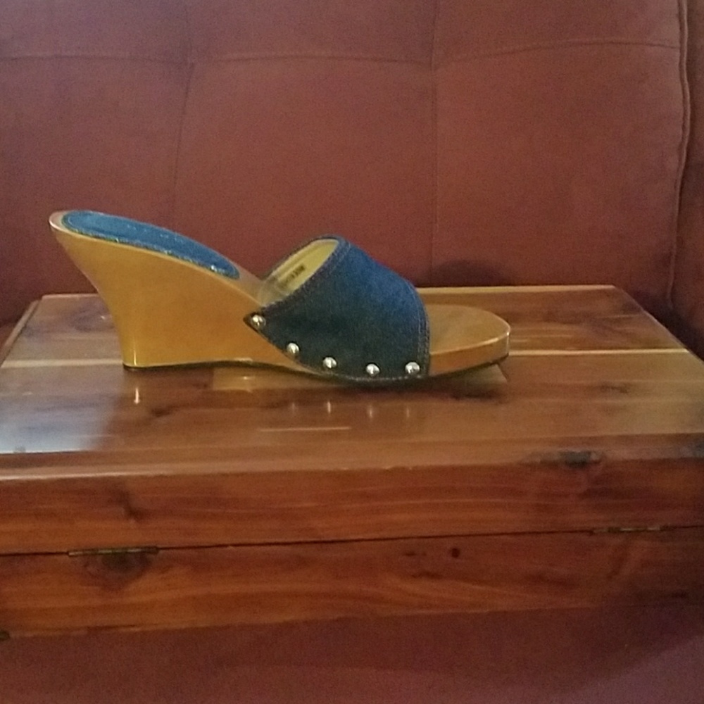 Sandals - Picture 2 of 3